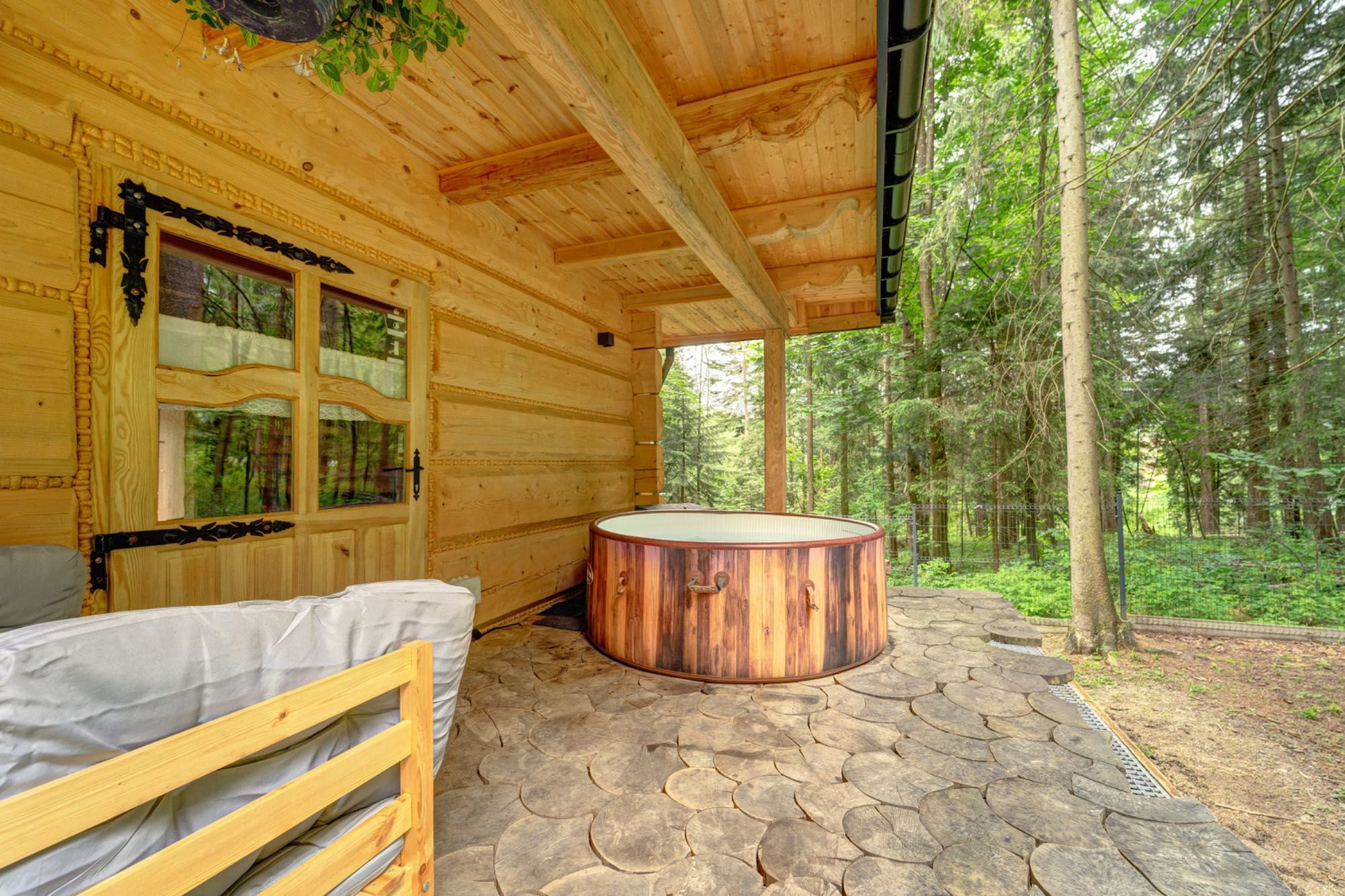 ZAKOPANE - drewniany domek z bali w lesie z gorącym jacuzzi 1-8 osob