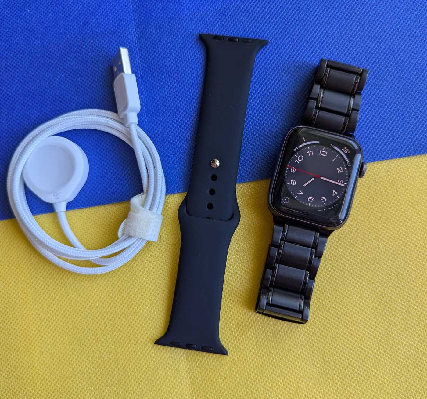 Гарний стан Apple Watch SE 44 mm Space Gray ремінець сталь