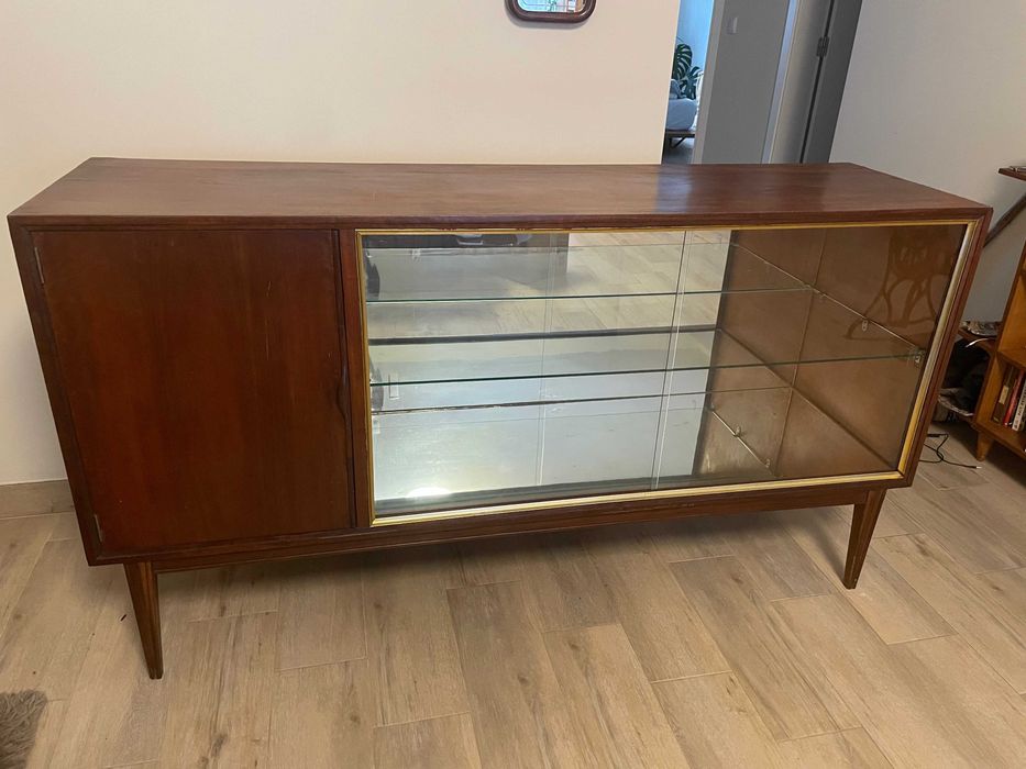 Aparador vintage com vitrine de vidro