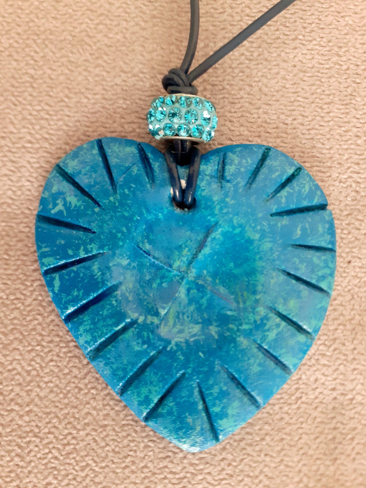 Colar novo e original com pendente azul em cerâmica fria