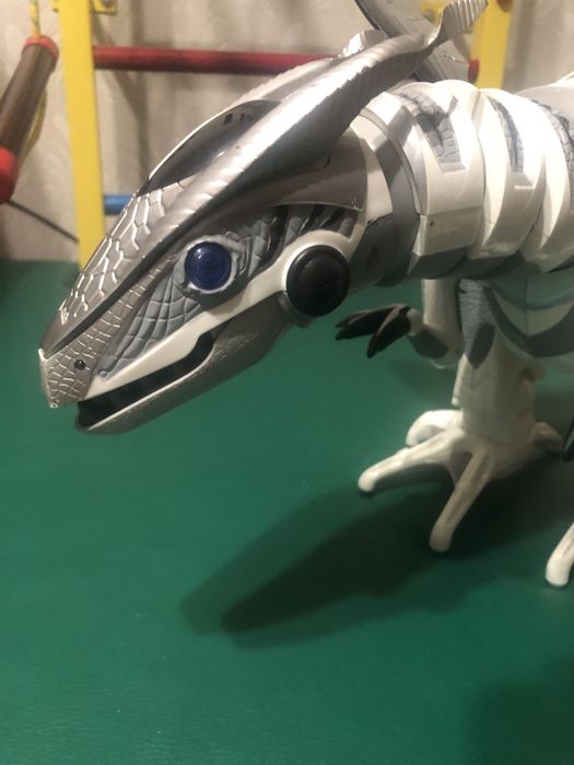 Дракон інтерактивний, на пульті управління