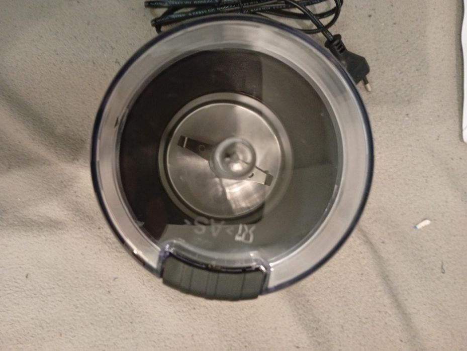 Elektryczny młynek do kawy lub przypraw marki SKIVE.