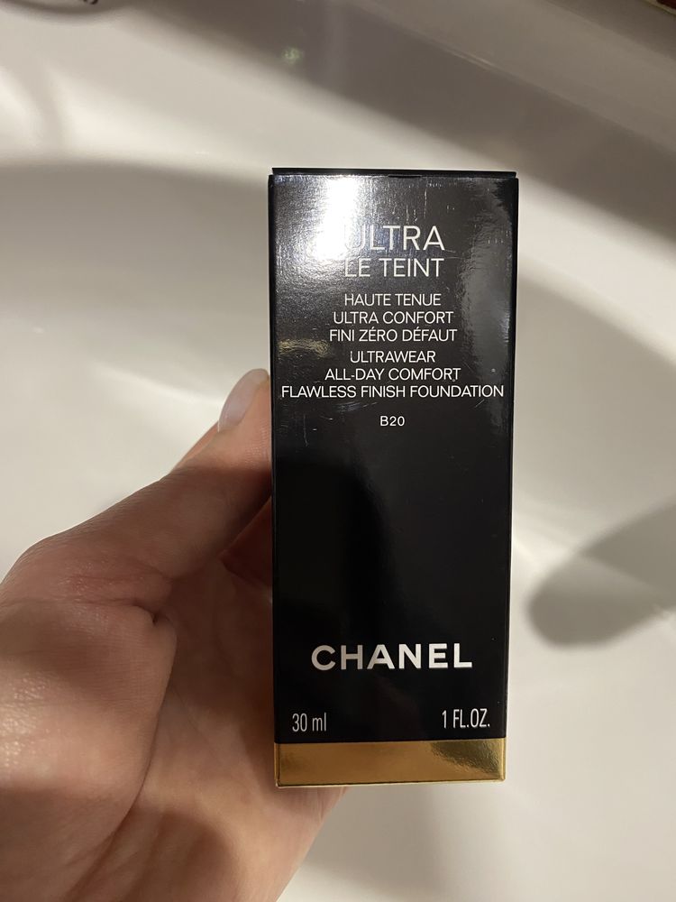 Тональная основа для лица-Chanel Ultra Le Teint