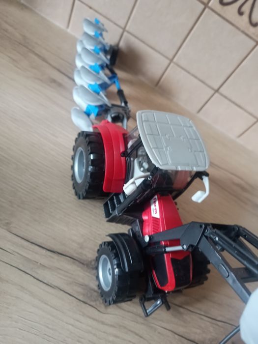 Traktor z pługami koparka zestaw