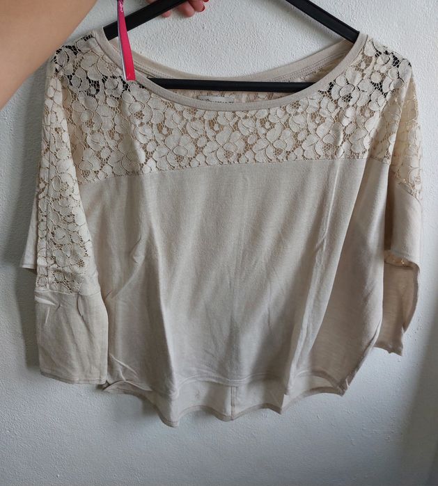 Blusa bege/creme com detalhe em renda, tamanho S marca pull&bear