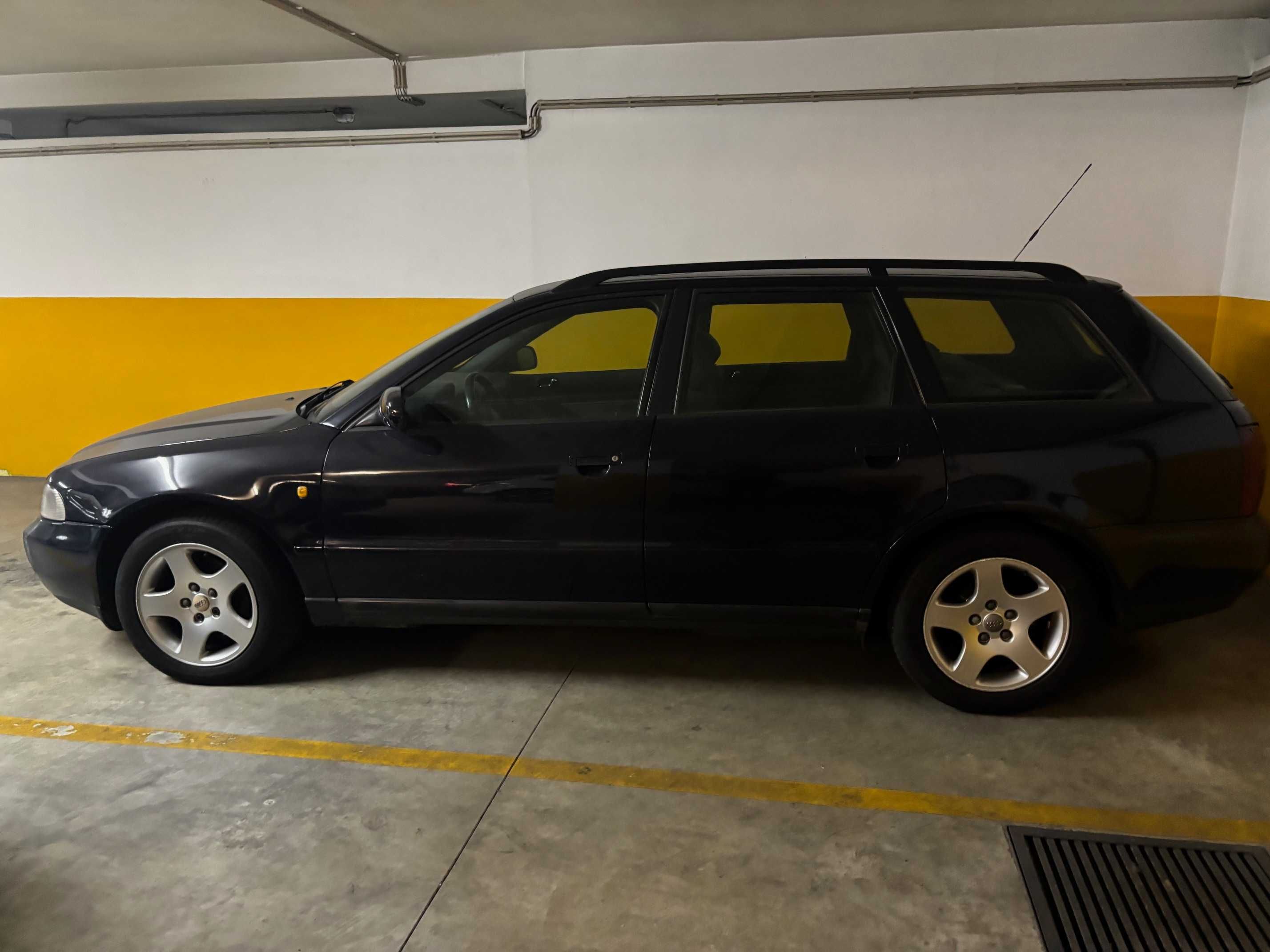Carrinha A4 com tecto de abrir, em muito bom estado, comprada na marca