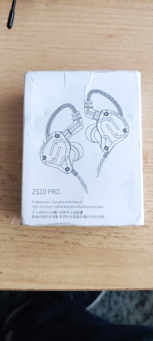 In ears Kz ZS10 Pro.