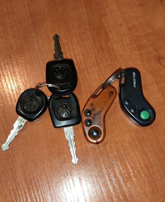 Комплект ключів, цифри.брилок сигналізації,Фольцваген.Магнітола,TOYTA