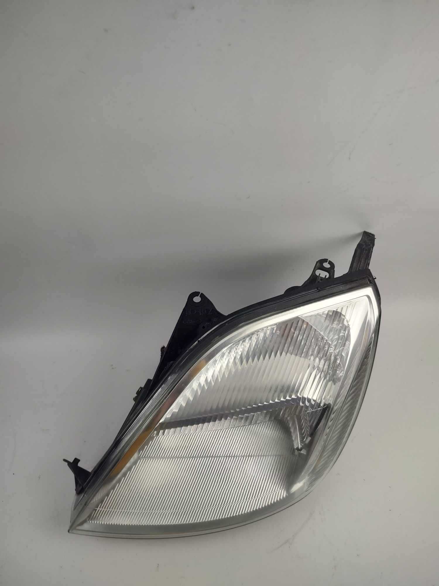 Lampa LEWA  prawa przód Fiesta MK VI 6 przednia 02-05r