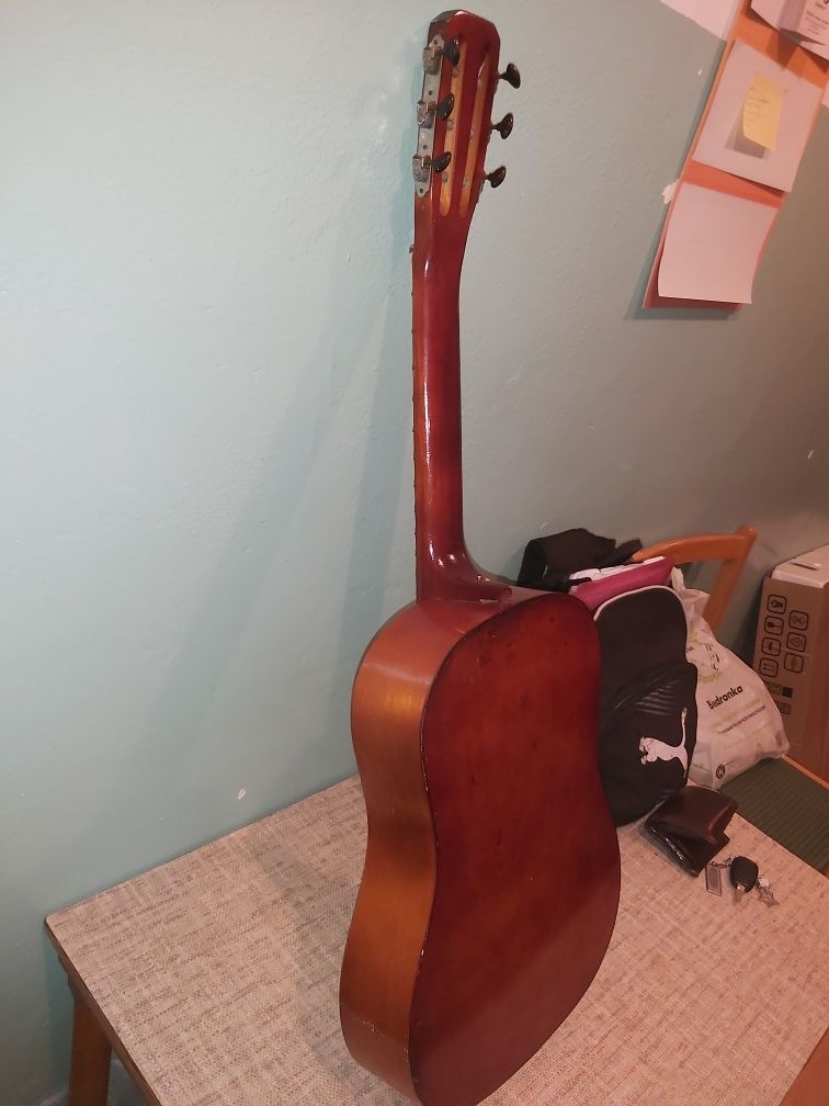Sprzedam   gitarę   .