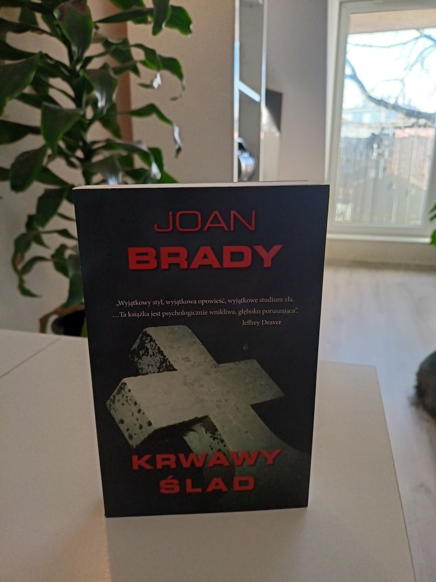 Joan Brady Krwawy Ślad Thriller