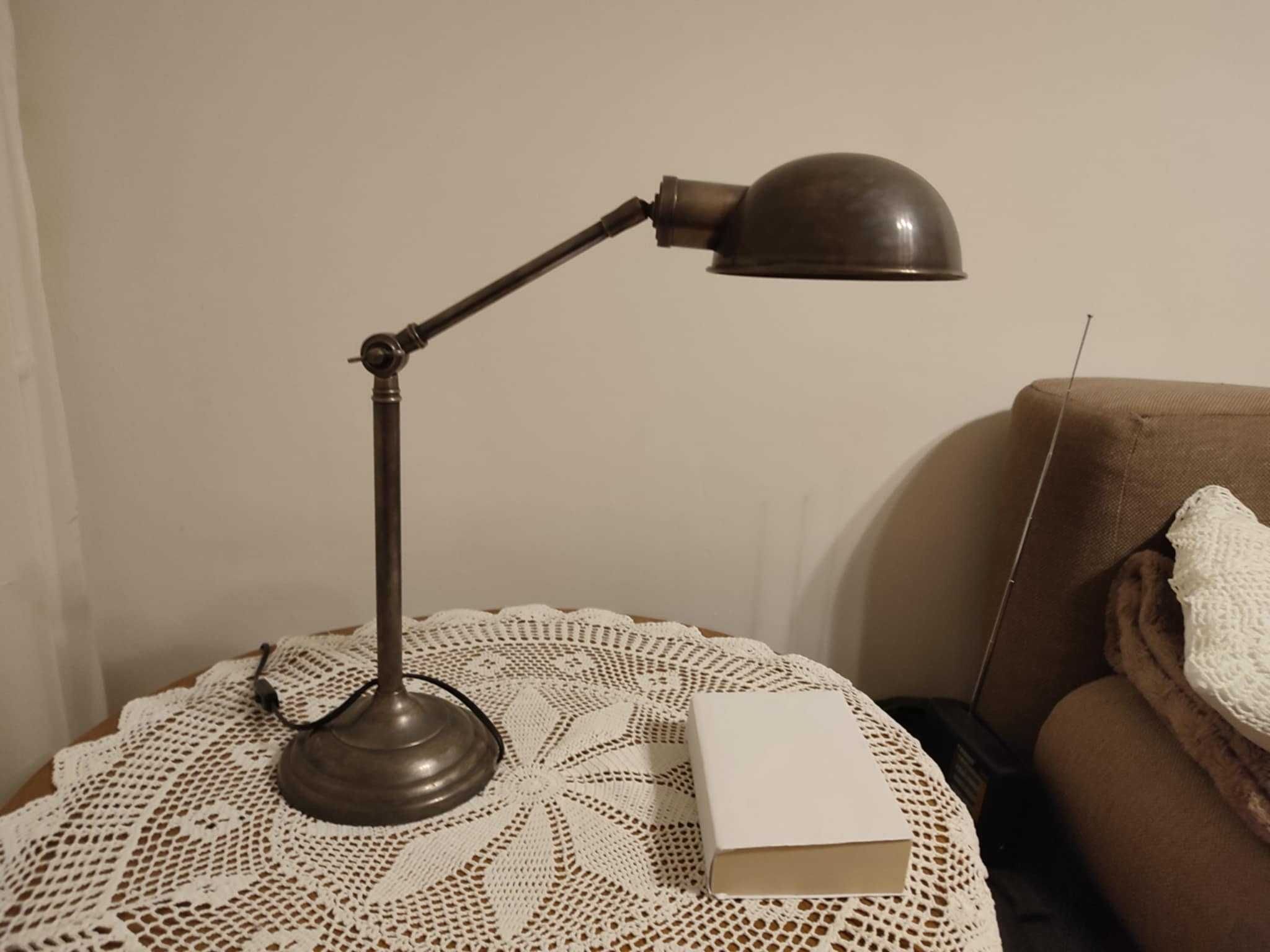 Metalowa lampa biurkowa