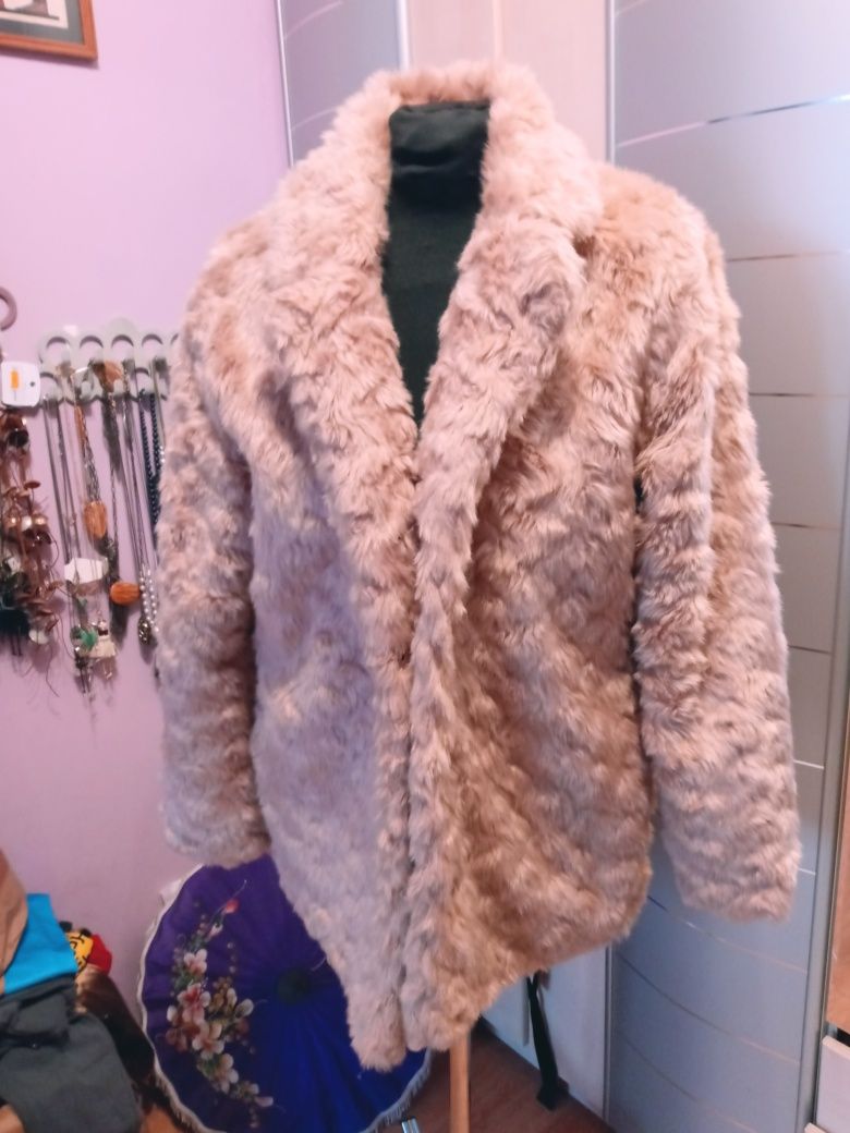 Futro sztuczne roz karbowany wzor 38 primark