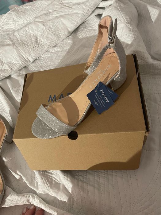 Sapatos de salto prateados