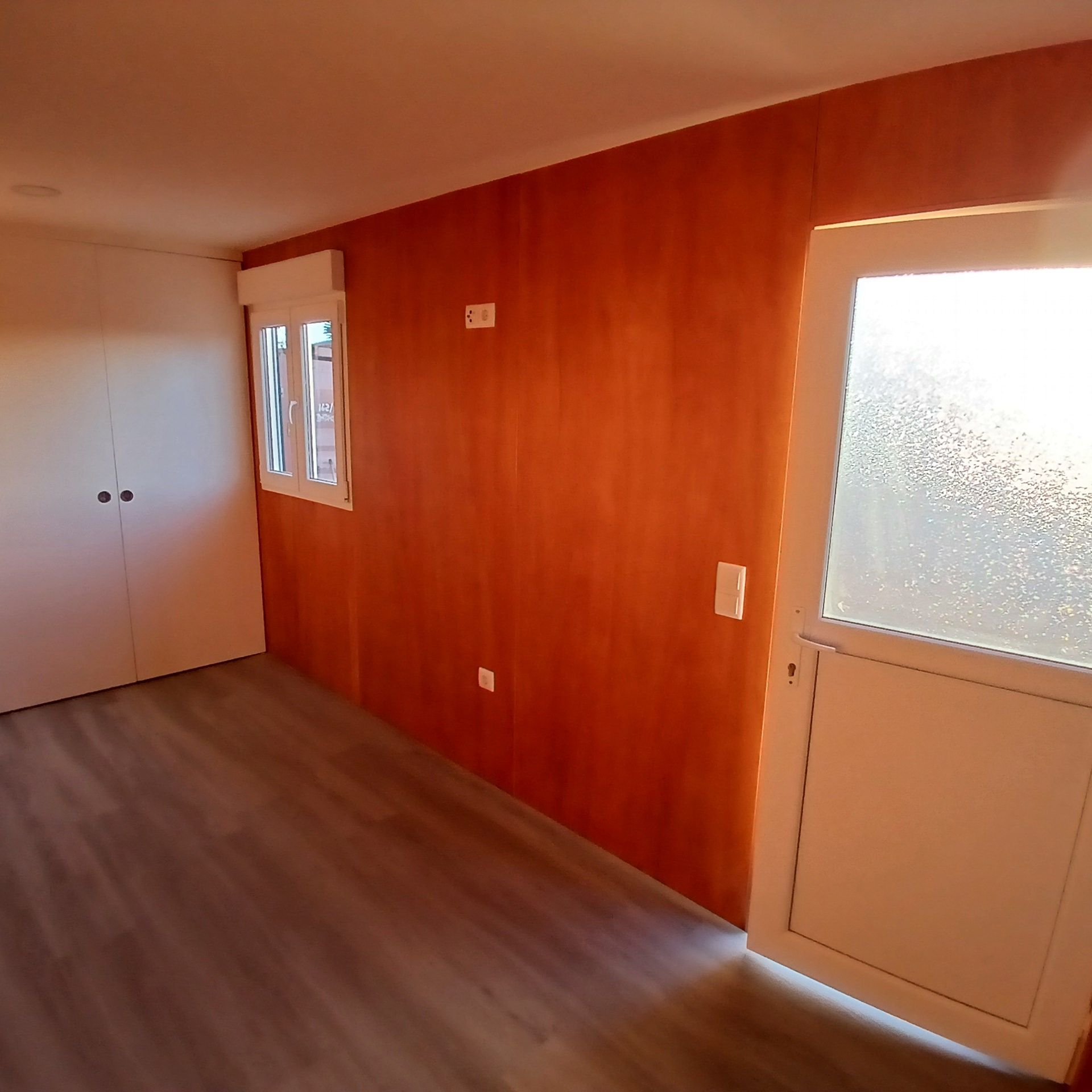 Arrenda-se T0 novo com agua e luz incluido.