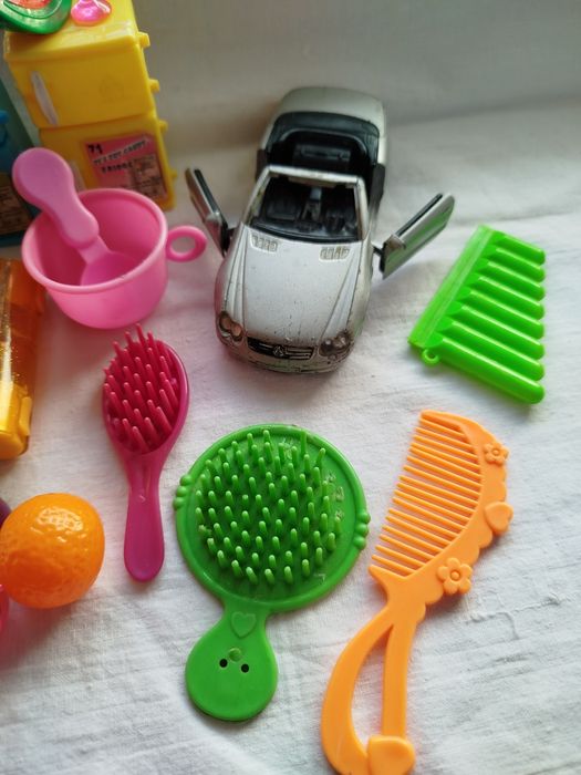 Лот іграшок дитячих холодильник для барбі машинка гребінець стругачка