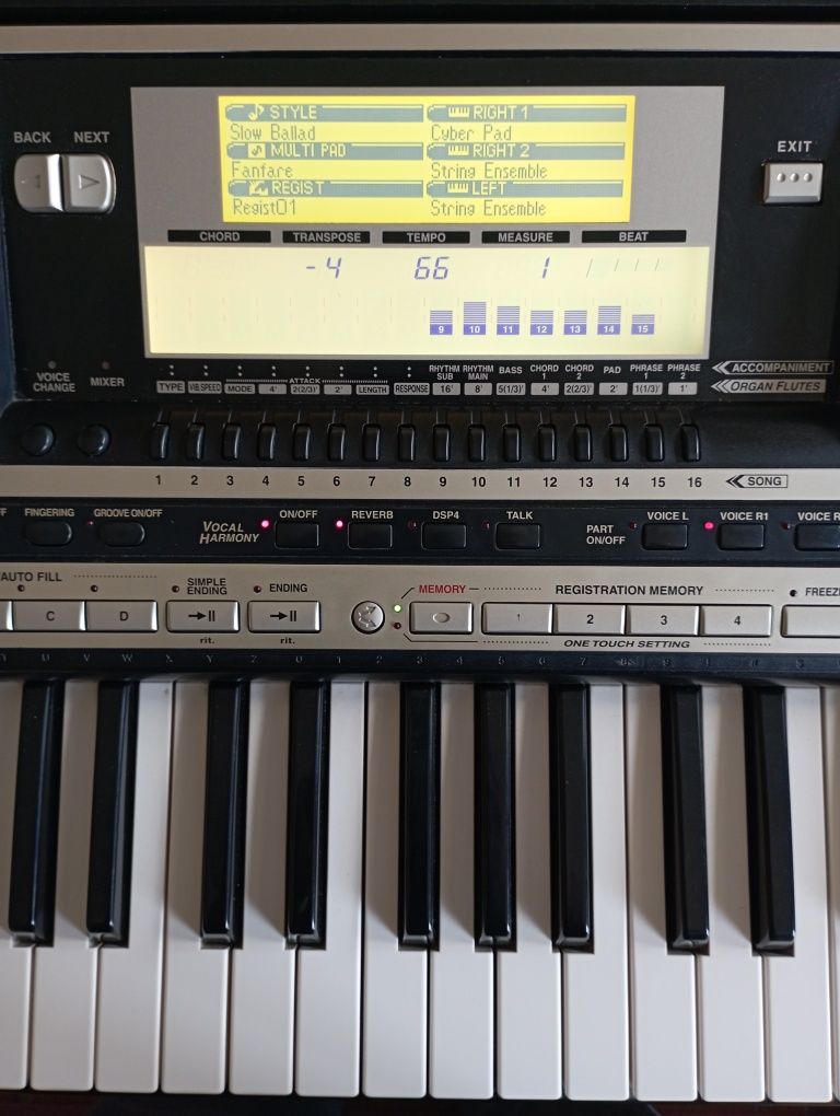 Продам синтезатор Yamaha PSR-740