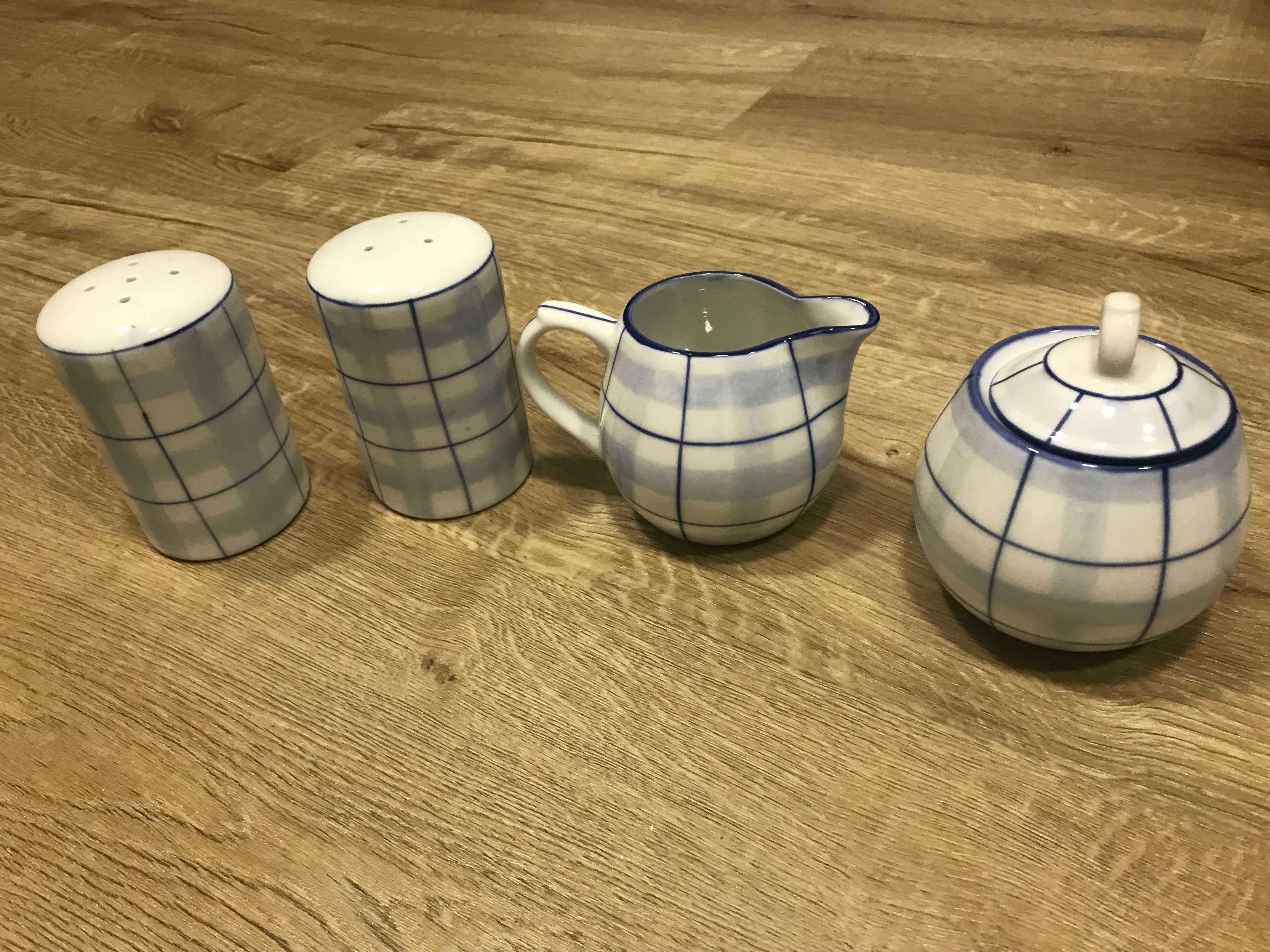 Zestaw solniczka pieprzniczka cukiernica i dzbaneczek - porcelana?