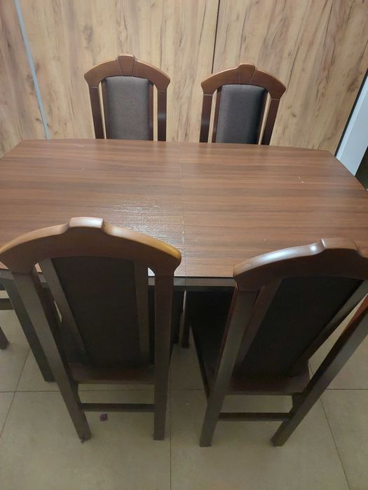 Stół kuchenny z 4 krzesłami i 2 taboretami