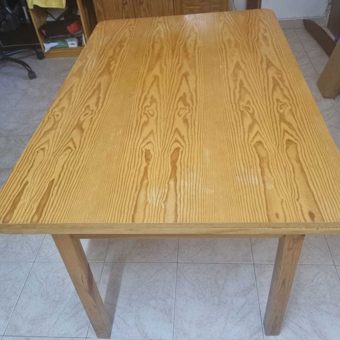 Armário, sofá e mesa de cozinha