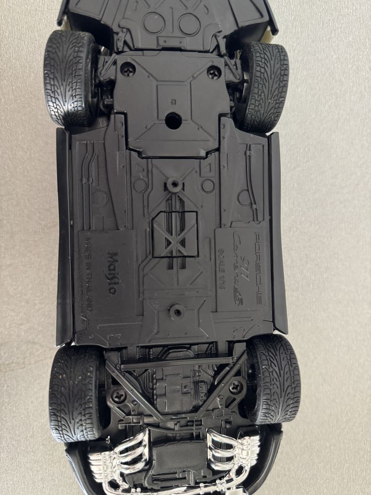 Porsche 911 Carrera 4S - Miniatura 1:18