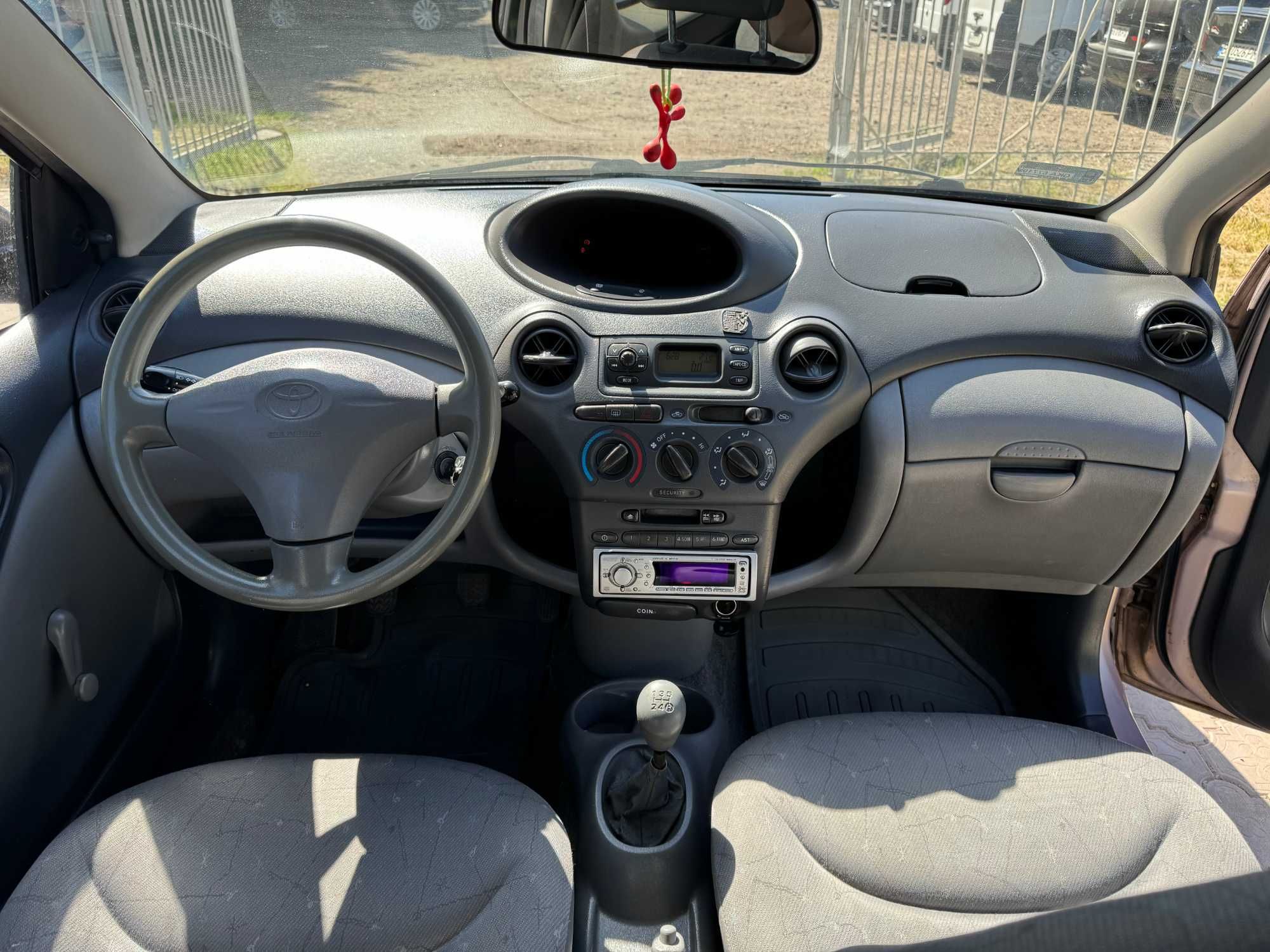 TOYOTA Yaris 1999