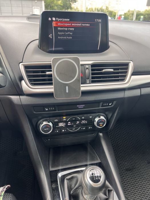 Автомобіль машина хетчбек седан