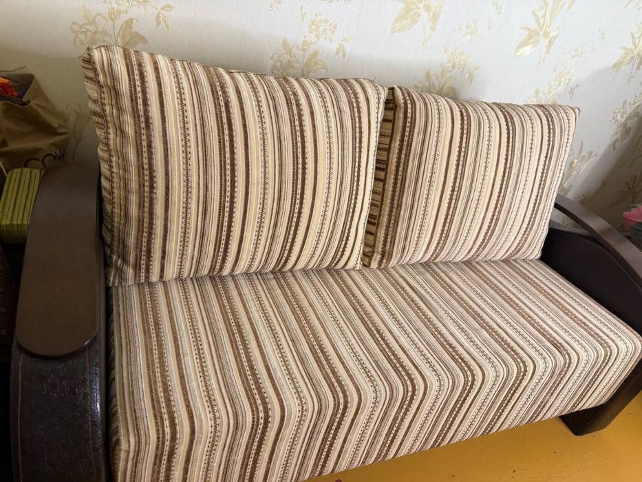 Розкладний диван з подушками та скринькою для речей