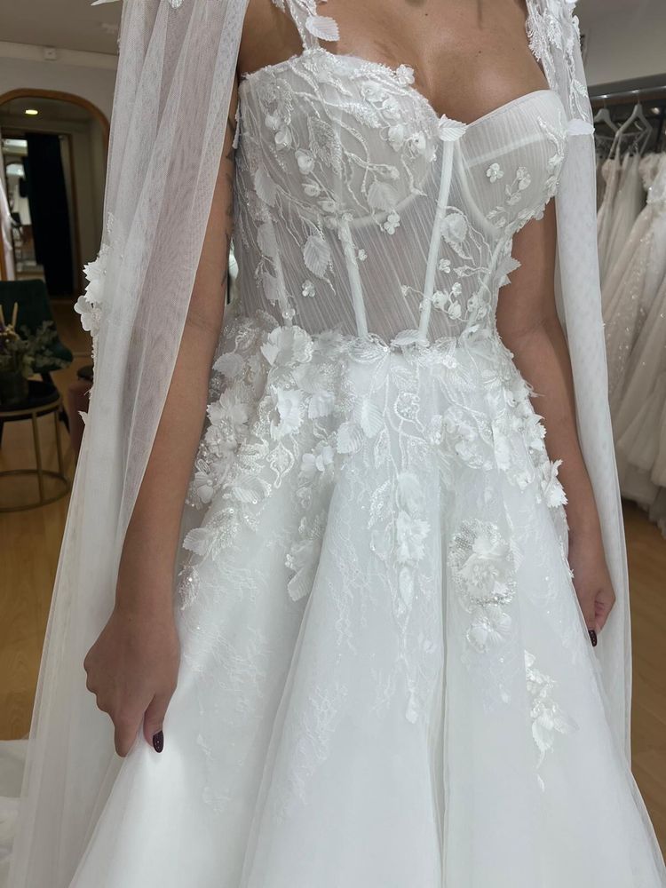 Vendo vestido de noiva com apliques em 3D