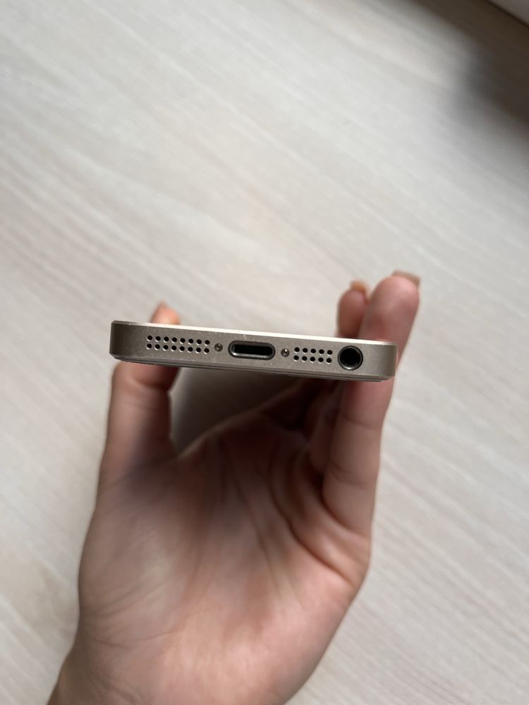 Продам Iphone SE, є тріщини на ЗАХИСНОМУ склі, на екрані немає!