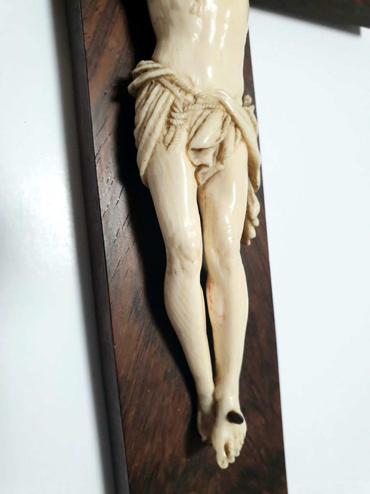 Maravilhoso antigo crucifixo - Pau Santo com precioso Cristo esculpido