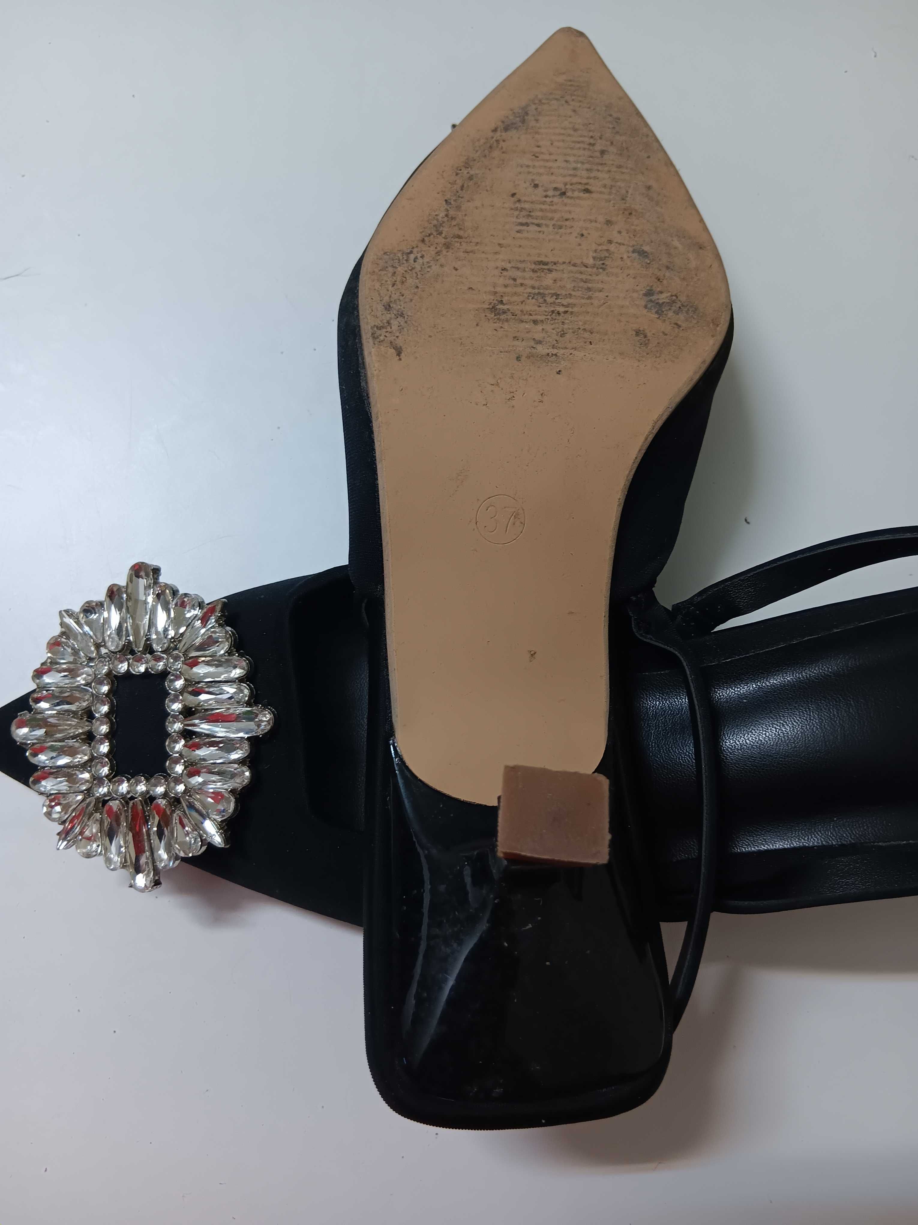 Stilleto preto com aplicação