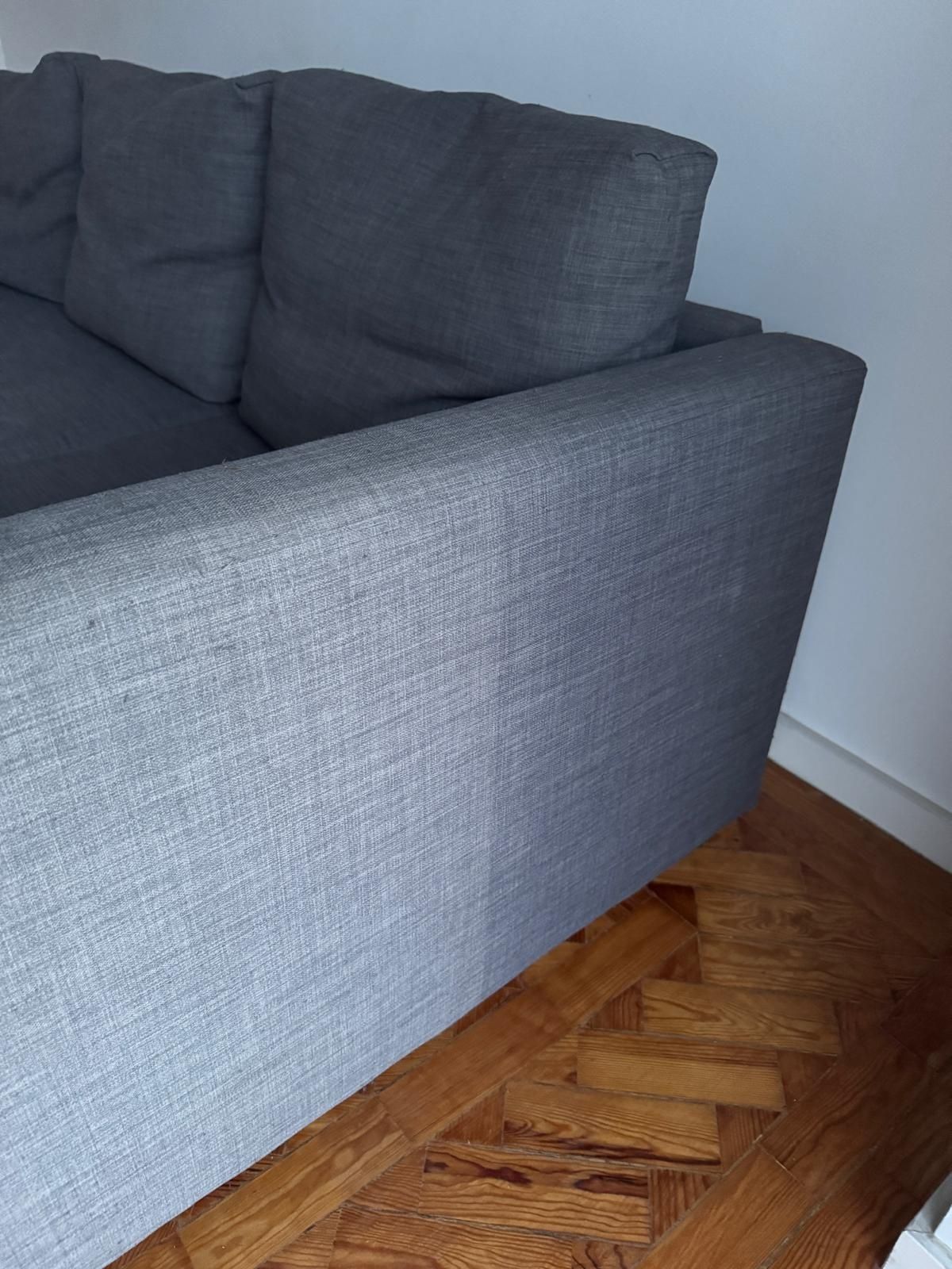 Sofá-cama de canto com arrumação.