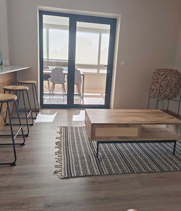 Mesa de centro em madeira de manga maciça