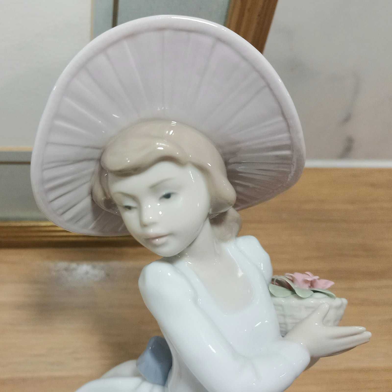Статуэтка от .NAO Lladro,  девушка с цветами.