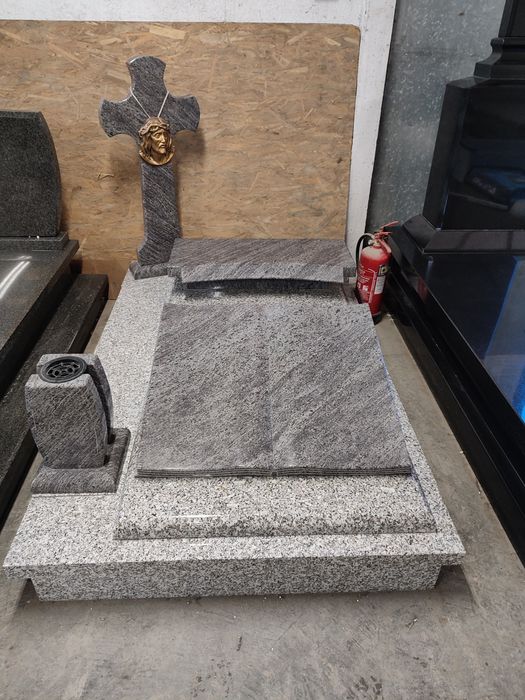 Nagrobek granitowy
