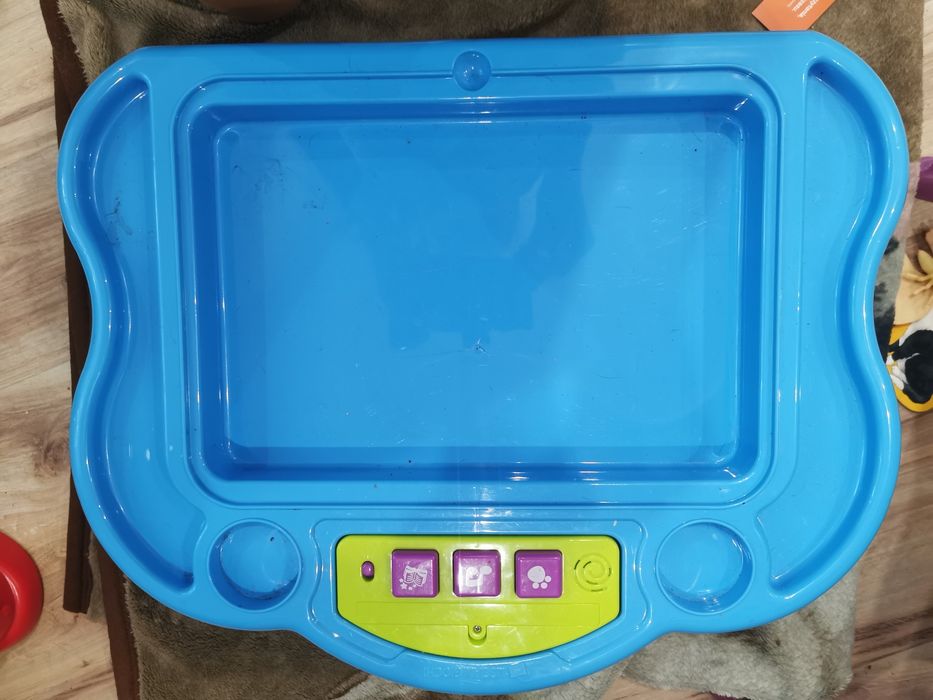 Stolik grający pierwsze biurko