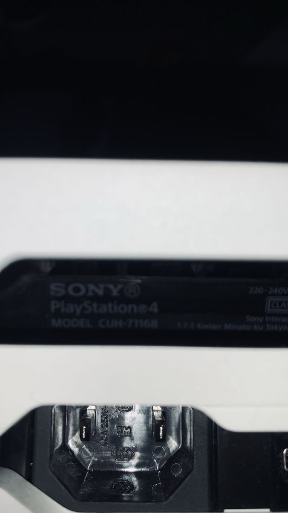 Konsola Ps4 Pro  i 2 Pady  wraz z stacją dokującą