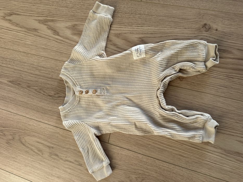 Beżowy pajacyk z wafelkowego materiału 56