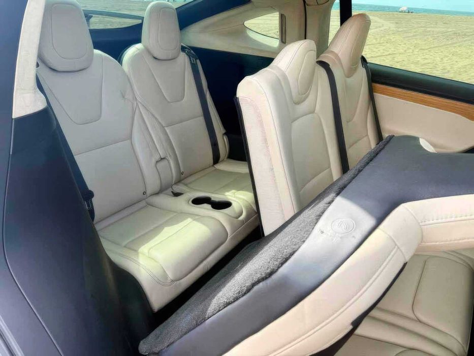 Tesla Model X 75D      2018