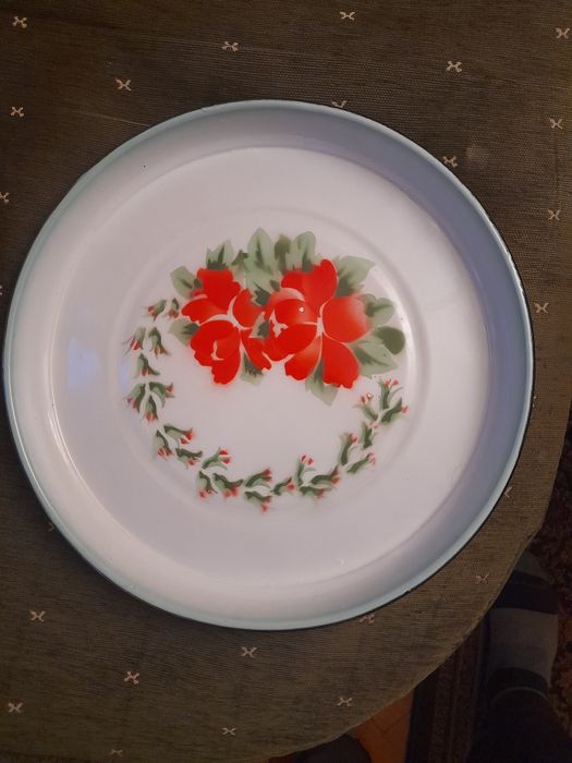 Taca metalowa emaliowana.