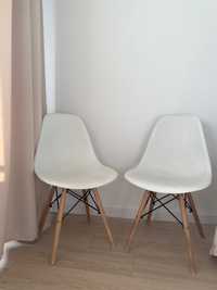 Białe krzesła skandynawskie