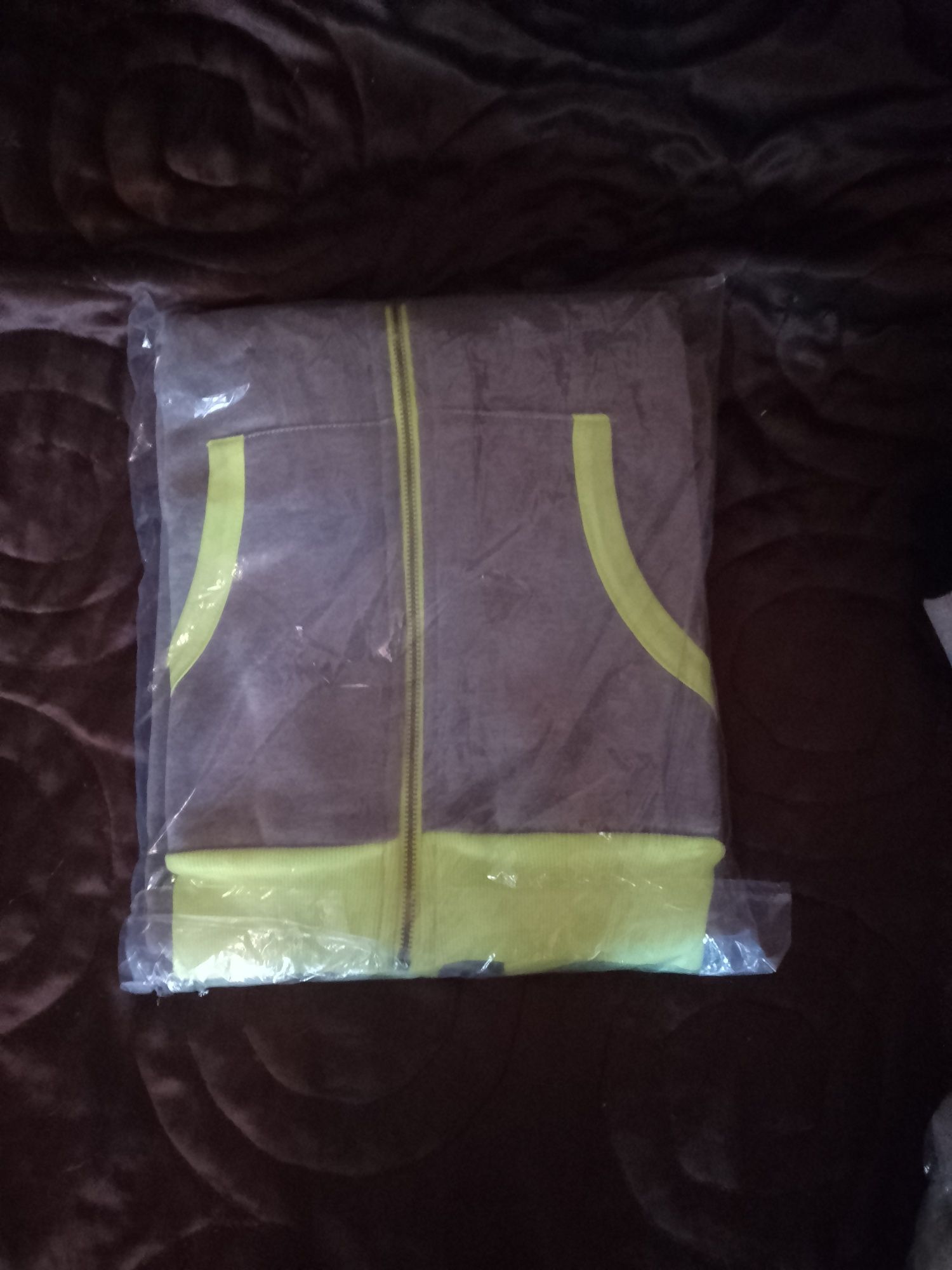 Bluza hooy  szara z zielonymi wstawkami