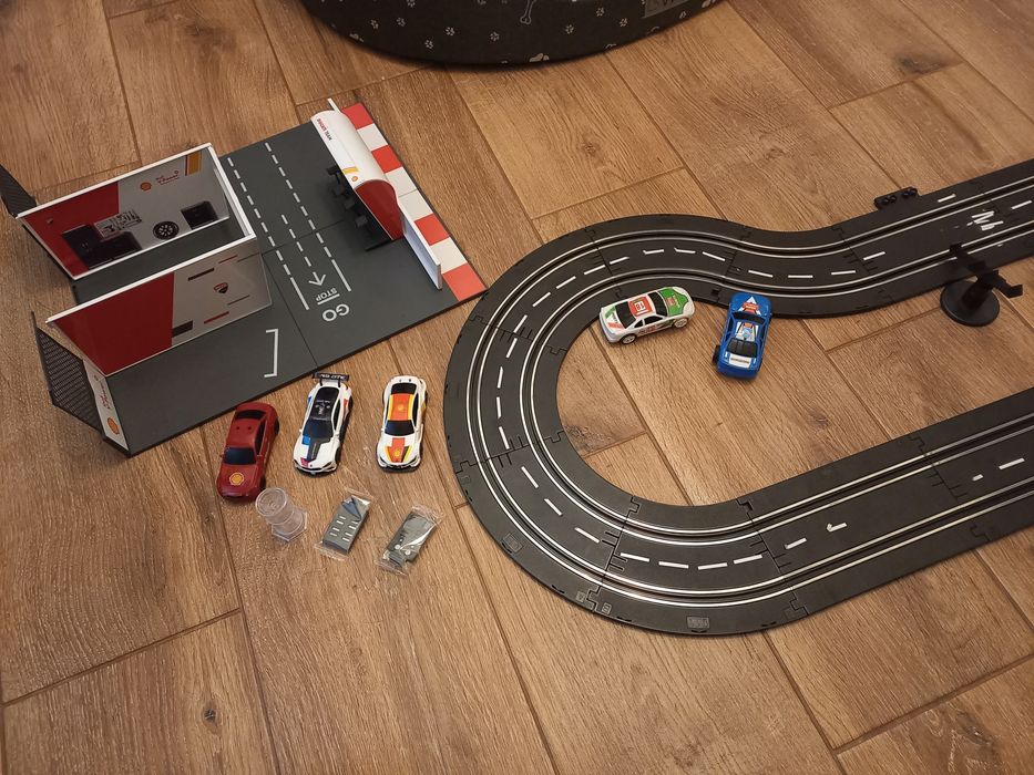 Tor wyścigowy plus samochody i garaż