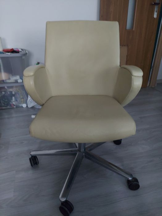 Fotel z jasnej skóry