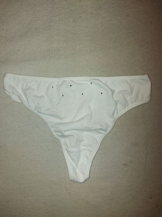 Białe, ozdobne stringi XS- S