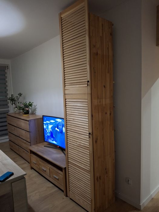 Szafka z ażurowymi drzwiczkami