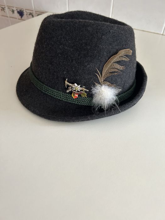 Chapeus tematicos em bom estado