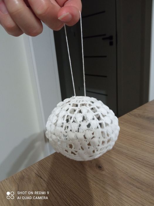 Nowa bombka szydełkowa ręcznie robiona