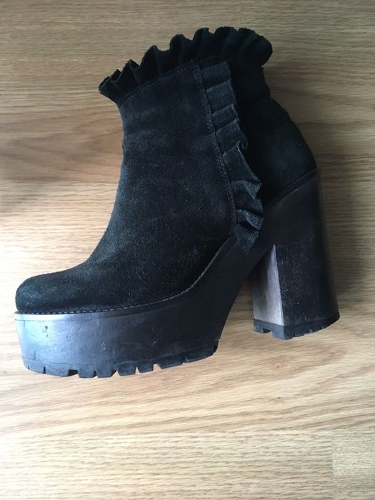 Vendo botas em otimo estado tamanho 35